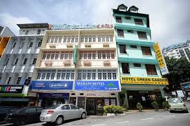 金马仑高原（cameron highlands）坐落在彭亨州内半岛主干山脉蒂蒂汪沙山脉海拔 1524 米的高处，位于彭亨州的东北部，与有待开发的霹雳的近打高原（kinta highlands）及吉兰丹的罗京高原（lojing highlands）毗邻，是马来西亚最大的高原度假胜地，也是彭亨州最小的县区。 Hotel Dekat Pasar Malam Brinchang C Letsgoholiday My