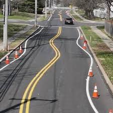 Необычная разметка в США: водителей заставляют ездить зигзагами Жители  Монтгомери (Пенсильвания, США) были удивлены, когда на одной из дорог  появилась зигзагообразная разметка. Нововведение вызвало немало вопросов,  но власти уверены: это поможет снизить