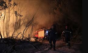 Υπενθυμίζεται πως η φωτιά ξέσπασε λίγο πριν τις 11 το πρωί, στην περιοχή δροσιά τριταίας, στην αχαΐα. Dmd2miocqbisqm