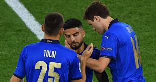 Lorenzo insigne cavaliere omri is an italian professional footballer who plays as a forward for serie a club napoli, for which he is captain. Tottenham Target Firms Up Future Plans In Risky Move For Current Club