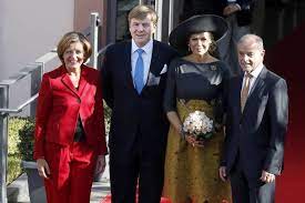 Dreyer, který od roku 2002 působil jako státní ministr sociálních věcí, práce, zdravotnictví a demografie, byl jmenovaným nástupcem. Maxima Willem Alexander Liebesbeweis Beim Deutschlandbesuch Kronprinzessin Victoria Konigin Maxima Konigin