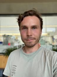 Leo Howe's Instagram, Twitter & Facebook