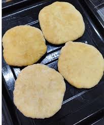 Roti arab ini dibuat menggunakan tepung gandum dan dicicah bersama kuah sama seperti kita orang malaysia yang makan roti cicah kari ayam atau daging. Roti Arab Segar Dari Oven Super Lembut Buat Homemade Aje