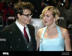 American actor Johnny Depp (L) and British actress Kate Winslet pose for  photographers at the charity premiere of Finding Neverland in London on  October 17, 2004. (UPI PHOTOHugo Philpott Stock Photo - Alamy