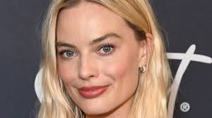 Margot Robbie reacts to reports she was 'crying' outside Cara Delevigne's  house