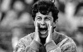 Mircea lucescu a fost jucător de fotbal român, iar acum este selecționer al echipei naționale a turciei. Mircea Lucescu Ar Putea Prelua Echipa Nationala A Romaniei Dupa Euro 2016