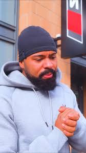 Was macht der Bruder hier? 👀 #mma #gym #berlin #crossover #comedy #sketch  #help #humanresources *Es wurden keine Bodyformuses bei dieser Produktion  verletzt… (mäßig)