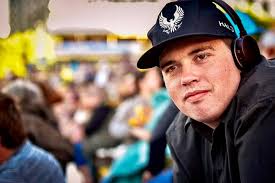 Hey babe, it's me— Zach Rushing. I'm letting you know straight up so  there's no confusion. If you're chatting with anyone else thinking it might  be me, please block them immediately. I