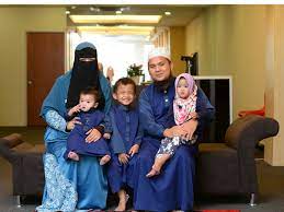 Di mana kita bisa mendapat pelukan, ciuman, kenyamanan, ketenangan, cinta dan kasih sayang yang tulus. Ini Rahsia Ustaz Ebit Lew Bagaimana Menghidupkan Amalan Sunnah Rasulullah Dalam Keluarga Keluarga