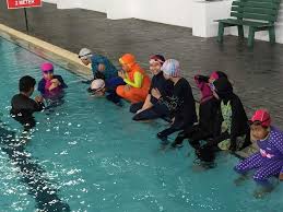 Kebanyakan besar penduduk singapura tinggal dalam kawasan perumahan awam yang dilengkapi kemudahan seperti kolam renang awam, gelanggang bola keranjang terbuka dan kompleks sukan tertutup yang berdekatan. Swim Class At Uitm Swimming Pool Kolam Renang Uitm Shah Alam Facebook