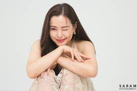 이하늬 소속사 사람엔터테인먼트는 이날 이하늬가 금일 서울 모처에서 결혼식 대신 가족들만 참석한 혼인 서약식으로 부부가 됐다고 밝혔다. ì´í•˜ëŠ¬