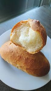 Use a razor or sharp knife to make 4 or 5 shallow diagonal slashes down length of each log. Banh Mi Vietnamese Baguette Breadit