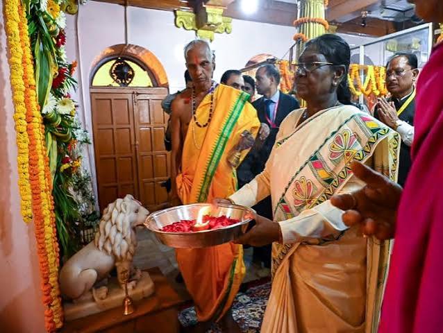 राष्ट्रपति द्रौपदी मुर्मु ने मां दंतेश्वरी के दरबार में टेका माथा, राज्यपाल और मुख्यमंत्री विष्णु देव साय भी रहे मौजूद
