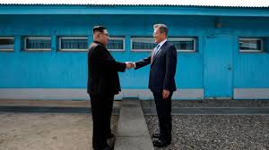 Maison de kim jong un. Poignee De Main Entre Kim Et Moon Avant Leur Sommet Historique