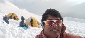 Mt. Chopicalqui 6345m.y My. Pisco 5725m. En la cordillera blanca en los  Andes peruanos.