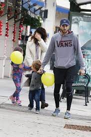 Kutcher kehrte 2008 im rahmen einer werbekampagne für pepe jeans london zum model zurück. Familienausflug Ashton Kutcher Und Mila Mit Kids Unterwegs Promiflash De