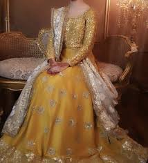 At A Mehndi In 2020 Red Bridal Dress Wedding Lehenga Designs Pakistani Bridal Couture