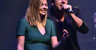 Interrogée par nos confrères du scan télé, anne sila (24 ans) a notamment expliqué à propos de son crâne rasé qui ne laisse personne indifférent : Louane Et Patrick Bruel En Duo Devant Tal Au Concert Leurs Voix Pour L Espoir Purepeople