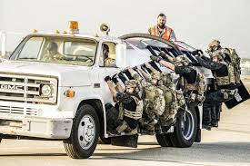 Inhaltlich geht es um drei generationen einer afroamerikanischen dynastie aus dem showgeschäft, deren leben mit liebe, politik und karriere verwoben ist. Seal Team Bild A J Buckley David Boreanaz Tyler Grey 159 Von 311 Filmstarts De