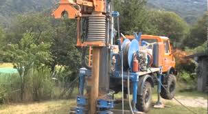 The crawler long spiral pile driver has a fast piling speed, and the average piling can be 6 meters deep in 3 minutes, that is, one hole can be made in 3 minutes. Perforatrice Per Pozzi Artesiani Sondaggi E Micropali Sonde Geotermiche Youtube