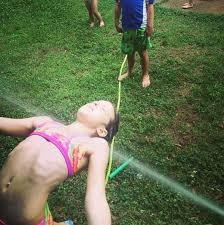 El aire libre es también el mejor lugar para que los niños aprendan sobre su ambiente con su propio descubrimiento. 5 Juegos De Agua Divertidos Para El Verano Fiestas Y Cumples
