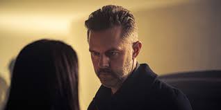 Ο επιπλάς εξιλεωμένος περιλούζει τα ρούχα του με την τελευταία μπουκάλα ουίσκι, ανάβει φωτιά στη καπαρντίνα του που πάντοτε τη φοράει και δεν την βγάζει ποτέ, και με τα όργανα να ξεφαντώνουν, ενώ ο ήλιος στο βάθος ανατέλει, χορεύει το τελευταίο του ζειμπέκικο απομακρυνόμενος μέσα στα χωράφια. Afwnoi Sto Twitter Me To Finale Toy Siwphloy Dromoy Teleiwnei To Epeisodio Kai Se Afhnei Pagwto Zwh Iefimerida Gr