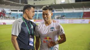 Hoàng vũ samson từng là tiền đạo hàng đầu tại v.league khi còn khoác áo clb hà nội nhưng sự nghiệp của anh đang đứng trước nguy cơ lụn trước đó, hoàng vũ samson đã phải nhận án cấm thi đấu 3 trận, nộp phạt 15 triệu đồng vì hành vi bạo lực với thủ môn nguyễn tuấn mạnh ở trận thanh. E6vsiv2lubmkhm