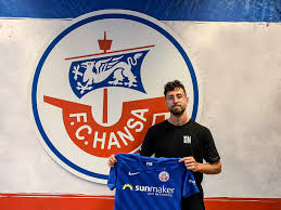 Logo bewegt sich von bildschirmkante zu bildschirmkante. F C Hansa Rostock Verstarkung Aus Der 2 Liga Unser F C Hansa Rostock Verpflichtet Manuel Farrona Pulido Willkommen An Bord Alle Infos Bit Ly Pulido Fch Facebook