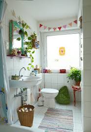 Kleine Badezimmer Waschbecken Toilette Bunt Teppich Idee Kleine Badezimmer Kleines Badezimmer Umgestalten Dekor
