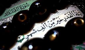 هل ليلة القدر ثابتة أم تتنقل ؟ من جانبه أوضح الأستاذ بكلية الشريعة بجامعة الإمام محمد بن سعود الإسلامية الدكتور سعد الخثلان، أن هناك وأضاف لو كانت ليلة القدر تتنقل لكان لما أنسيها النبي صلى الله عليه وسلم هذا العام، ولأخبر بها في العام المقبل أو الذي بعده. Ø¹Ù„Ø§Ù…Ø§Øª Ù„ÙŠÙ„Ø© Ø§Ù„Ù‚Ø¯Ø± Ù‚ØµØ© Ø§Ù„Ø¥Ø³Ù„Ø§Ù…