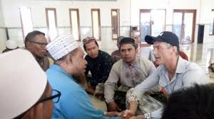 (2moons) on we heart it, your everyday app to get lost in what you love. Ingin Diislamkan Pria Bule Masuk Ke Masjid Pakai Celana Pendek Ini Yang Terjadi Halaman 4 Bangka Pos