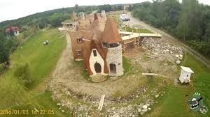 Fundaţia este realizată din beton şi pietre, structura este din lemn, iar tencuiala exterioară este de var și nisip și turnurile sunt făcute din piatră de râu, zidită cu var și nisip. Castelul De Lut Valea Zanelor Youtube