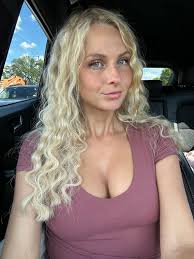 What's with the private messages do people think I am that thick that I  can't spot a fake account🙄👀