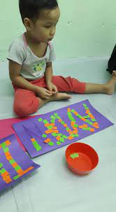 Buku besar, berkulit keras dan bergambar, sesuai untuk bayi. Harini Kita Buat Aktiviti Mengenal Nama Sendiri Dengan Aktiviti Ini Mereka Akan Kenal Pasti Sedikit Demi Sedikit Bentuk Dan Huruf Nama Sofia Kids Bonding Centre Taman Bukit Segar Cheras Selangor Facebook