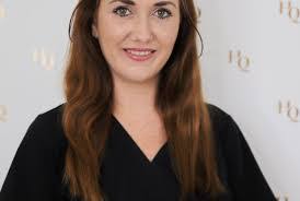 Melanie Cox's Instagram, Twitter & Facebook