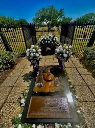 The grave of Selena Quintanilla-Pérez at Seaside Memorial Park - Corpus  Christi, TX : rCemeteryPorn
