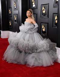 Sie trägt ein rückenfreies hochzeitskleid aus. Ariana Grande Trug Gleich Zwei Kleider Auf Dem Roten Teppich Der Grammys Vogue Germany