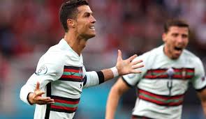 He also became the first player to score in 10 consecutive international competitions and the athlete with more goals in any. Cristiano Ronaldo Milliardenschwerer Wertverlust Fur Coca Cola Nach Pk