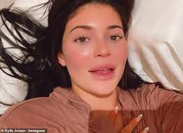 Kylie jenner went out with no makeup on and she looks so different. Kylie Jenner Zeigt Stolz Ihr Make Up Freies Gesicht Wahrend Sie Den Abend Zu Hause Verbringt Aktuelle Boulevard Nachrichten Und Fotogalerien Zu Stars Sternchen