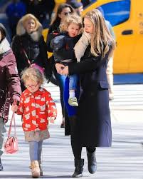 الزواج الديني المختلط في المسيحية. ØªØ´ÙŠÙ„Ø³ÙŠ ÙƒÙ„ÙŠÙ†ØªÙˆÙ† ØªØ³ØªÙ‚Ø¨Ù„ Ø·ÙÙ„Ù‡Ø§ Ø§Ù„Ø«Ø§Ù„Ø« ÙˆØ§Ù„Ø¬Ø¯Ø© Ù‡ÙŠÙ„Ø§Ø±ÙŠ ÙÙŠ ØºØ§ÙŠØ© Ø§Ù„Ø³Ø±ÙˆØ± Ø§Ù„Ø¨ÙˆØ§Ø¨Ø©