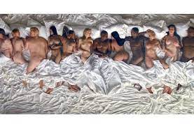 La fille se cache les seins en sortant.une présentation de la chaine dailymotion. Le Clip De Famous Kanye West Avec Des Stars Toutes Nues