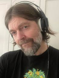 What wireless headphones can handle low frequencies for bass practice?