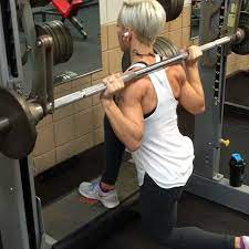 The primary muscle group targeted during the smith machine lunge is the quads. Pin Auf Butts