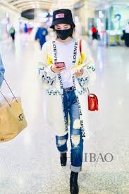 谭松韵2018年10月7日北京机场街拍 fashion celebrity style pinterest celebrities celebrity style and fashion