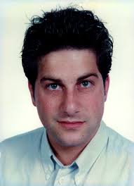 Der 24-jährige Jude Safi sagte früher, er wäre gerne in den 1950er Jahren  geboren. Er liebte Elvis & Frank Sinatra. Jude hatte erst 4 Monate als  Trader gearbeitet. Jude arbeitete mit zwei seiner Kindheitsfreunde  zusammen. Judes Bruder sagte: "Wir haben ...