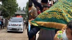 Pelaku penusukan terhadap ulama syekh ali jaber saat berceramah di lampung belum terkait dengan jaringan terorisme, kata kepolisian dan kepolisian lampung mengatakan mereka merampungkan proses rekonstruksi kasus penusukan terhadap syekh ali jaber pada kamis siang (17/09) di lokasi. Dp6ebs5egpddvm