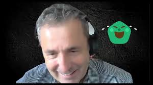 Alberto Robles Calvo hablando de contratación pública con Guillermo Yañez.