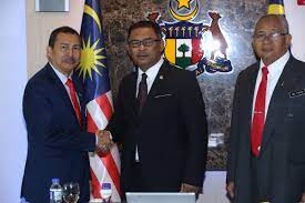 Kerajaan negeri melaka akan terus mengekalkan status quo sedia ada dimana setiap ahli exco dan ahli dewan undangan. Idris Haron Ar Twitter Tahniah Yb Datuk Wira Roslan Bin Ibrahim Yang Dilantik Sebagai Setiausaha Kerajaan Negeri Melaka Yang Baru Selamat Menjalankan Tugas Melakamajufasakedua Dontmesswithmelaka Berkattepatcepat Negaraku1malaysia Najibrazak