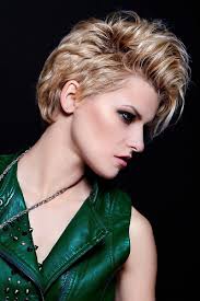 Rockige Kurzhaarfrisur Mit Seitenscheitel Coole Flotte Peppige Kurzhaarfrisuren Kurzhaarfrisuren Peppige Kurzhaarfrisuren Kurzhaarfrisuren Mit Seitenscheitel