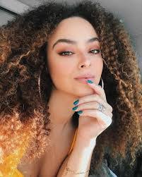 Julia Rodrigues's Instagram, Twitter & Facebook